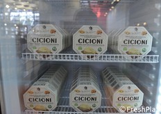 Dalle mandorle e anacardi fermentati un arricchitore di altri piatti, come insalate.