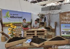 "Humus da sostanza organica "vagliata" dai lombrichi. Maria Devicenzi e Mattia Trombini."