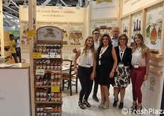 Orto D'Autore, azienda molisana specializzata in trasformati. Da sinistra Sonia D'Arienzo, Luigi D'Arienzo, Angelica Olivastro, Antongiulio Tenan, Antonella Plescia, Adele D'Aurienzo.