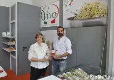 Sandra Fiumana e Andrea Farnedi di Vivo mostrano alcune confezioni di germogli.