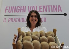 Valentina mostra con orgoglio i suoi funghi.