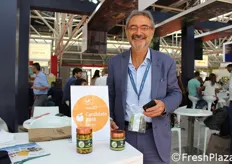Roberto Felicetti, amministratore unico di BioSolidale. Due le novita' offerte ai visitatori: la crema di fave e le fave in olio extra vergine di oliva.