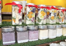 Frutta, verdura, erbe aromatiche e fiori disidratati vengono mixati per creare risotti, sia in confezioni di vetro che in Pet da utilizzare quotidianamente...oppure macinati con un macchinario apposito, creando delle farine/polveri impalpabili, da utilizzare come insaporitori naturali o coloranti a casa.