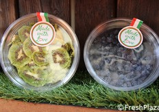 Frutta - prevalentemente di produzione propria o proveniente da aziende locali - disidratata e confezionata.