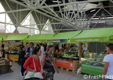 Tanti piccoli stand di aziende italiane ed estere per il biomercato di NaturaSi'.