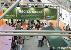 E all'uscita, le casse per pagare i prodotti.