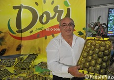 Dal Pane mostra una confezione.