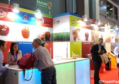 Lo stand dei Vivai Braun, con i vari marchi di mele di proprietà.