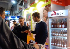 Bottiglie di succo di mela rosso frizzante e naturale, a base di mela RedMoon.