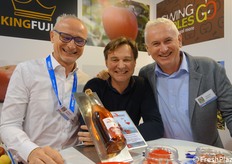 Jürgen e Thomas Braun (ai lati) insieme a Benoit Escande, titolare degli omonimi vivai. Il marchio RedMoon nasce infatti dalla collaborazione tra il vivaio francese Escande e l'italiana KIKU Variety Management dei fratelli Braun (leggi precedente notizia).