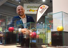 Benjamin Laimer (VI.P Val Venosta) tra le vetrine in cui il Consorzio ha presentato ben 14 innovazioni varietali in fiera, tra cui (visibile sulla destra) la gialla sorprendente (dentro e fuori) Yello®, che venne presentata ufficialmente alla precedente edizione di Interpoma (leggi precedente notizia).