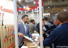 Visitatori interessati allo stand Castellari.