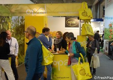 Degustazioni allo stand della mela Opal.