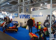 Vimas: attrezzi e materiali per la lavorazione del terreno e per la cura delle piante. Tecniche di protezione (antigelo, antipioggia) e di irrigazione.