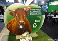 La novità della carta derivata da erba, premiata con il terzo posto in occasione del premio FLIA 2018 (leggi precedente notizia), qui in esposizione allo stand Frutmac.