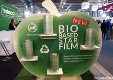 Tra i materiali di imballaggio, anche questa pellicola in cui la componente derivata dal petrolio è stata sostituita da materiale biologico. L'unico neo è il costo: il doppio rispetto a una pellicola tradizionale.