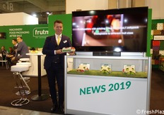 Dietmar Kaserer preannuncia una novità che sarà oggetto di presentazione ufficiale al prossimo Fruit Logistica di Berlino. Si tratta di una soluzione di imballaggio in carta erba che intende sostituire la pellicola di plastica. Il macchinario che rende possibile questo confezionamento sarà esposto nel 2019 a Berlino.