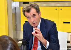 Angelo Benedetti ha condiviso la propria visione sul futuro delle tecnologie per la selezione della frutta: non più solo sistemi per eliminare il prodotto difettoso, ma anche e soprattutto per individuare quello dotato di requisiti qualitativi superiori, da collocare sul segmento premium (leggi notizia).