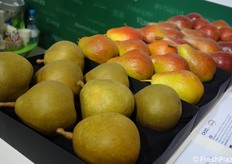 Oltre alle mele, anche le pere in esposizione allo stand Ligogi e Dalival. In primo piano, la celebre Angeleno.