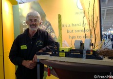 "Mi sono ferito tante volte fino a quando ho inventato un dispositivo per facilitare l'operazione di innesto in frutticoltura", così rivela a FreshPlaza Ian Adams (in foto), sviluppatore neozelandese degli innovativi attrezzi a marchio Scionon.