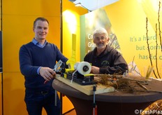 Lo sviluppatore Ian Adams (sulla destra), insieme a Manuel Alisch (a sinistra), responsabile per la distribuzione in Europa degli attrezzi per innestare in tutta sicurezza Scionon. Nella mano di Manuel, la forbice speciale che consente di praticare tagli diagonali sui portinnesti.