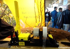 Dettaglio del banco Scionon che consente il taglio ed è munito di nastro per la congiunzione di portinnesto e marza. Per un video sul suo funzionamento clicca qui.