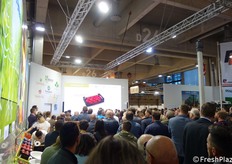 Gli eventi negli stand hanno attratto folle di visitatori.