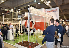 Valente ha allestito lo stand tramite pali, tiranti e reti di protezione