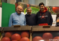Francesco Tagliani ha recentemente avviato un progetto di melicoltura in Calabria, dove l'imprenditore Nino Cento (qui in foto, al centro, insieme al figlio Giuliano Cento) sta facendo rinascere terrei sottratti alla criminalità organizzata.