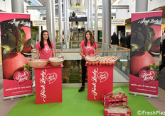 Presente anche Pink Lady, con due hostess che hanno offerto ai visitatori spuntini di mele già tagliate.
