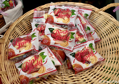 Bustine di mele Pink Lady fresche affettate.