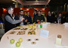 Molti visitatori hanno approfittato dell'utile tavolata dimostrativa del Centro Laimburg per una personale documentazione fotografica.