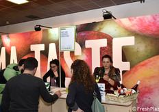Questo piccolo stand del Centro Laimburg era dedicato al trasformato, con possibilità di degustazione per i visitatori.