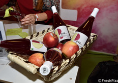 Il Centro Laimburg ha offerto in degustazione EvaBio, un succo di mela e barbabietola rossa al 15%.