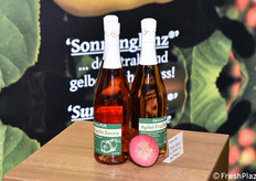 Succhi di mela a polpa rossa nello stand Bay OZ.