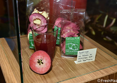 Succo e fette disidratate di mela a polpa rossa nello stand Bay OZ.