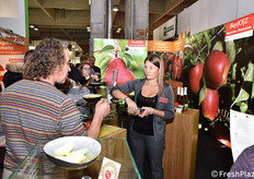 Nello stand Bay OZ (Bayerisches ObstZentrum) si poteva degustare ogni varietà di mele in esposizione.
