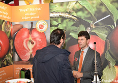 Il dottor Neumuller di Bay OZ a colloquio con un visitatore.