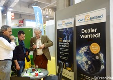 Un rappresentante di KWH Holland con due clienti. 