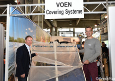 Ferdinand Sailer (a sinistra) e Rainer Weiss mostrano un sistema di protezione della Woen.