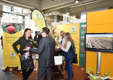 Sulla sinistra, Claudia Roelofs a colloquio con un cliente.