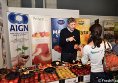 Florent Geerdens dei vivai René Nicolai illustra i propri prodotti. 