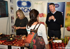 Florent Geerdens dei vivai René Nicolai a colloquio con una visitatrice della fiera.