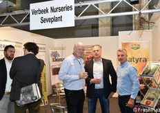 Nello stand dei vivai Verbeek, da sinistra: Maciej Lipecki (presidente dell'associazione vivaisti polacchi), J.H. van Doorn (direttore Belo Horizonte) e Olivier Gazeau della francese Vergers Gazeau.