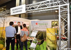 L.J.M. Voskuilen a colloquio con dei clienti nello stand dell'azienda vivaista olandese Hillebrand.