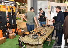 Dimostrazione dell'utilizzo di attrezzi allo stand Inderst.