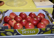 Allo stand Evelina è stata presentata la varietà Fengapi con nome commerciale Tessa. E' frutto dell'incrocio tra la varietà Gala e la Cripps Pink, ed è stata sviluppata dai vivai Feno. Durante Interpoma, su questa varietà è stato siglato un accordo di commercializzazione tra Feno e i consorzi melicoli trentini (leggi l'articolo)