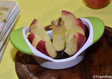 Una mela Fengapi (nome commerciale Tessa) pronta per essere assaggiata dai visitatori. I vivai Feno hanno siglato proprio durante Interpoma 2018 un accordo con Melinda e La Trentina per la produzione e la commercializzazione di questa mela.