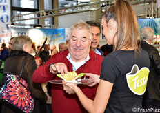 Offerta di assaggio della mela Fengapi-Tessa ai visitatori di passaggio. Il nome Fengapi è nato nata dalla sintesi tra il nome dell'azienda Feno di Egna (Bolzano) che l'ha sviluppata e le varietà Gala e Pink Lady.