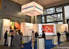 Lo stand del Centro di consulenza per la frutticoltura Beraturingsring con una bella esposizione di varietà di mele.